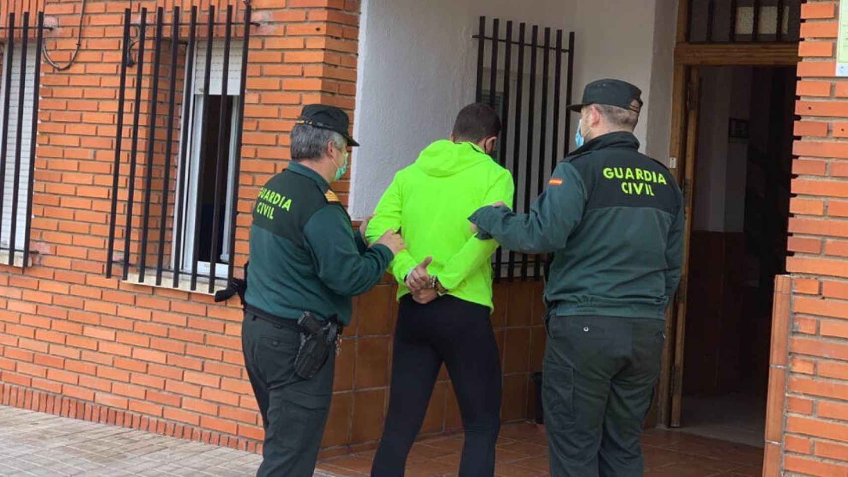 El detenido, a su entrada al cuartel de la Guardia Civil