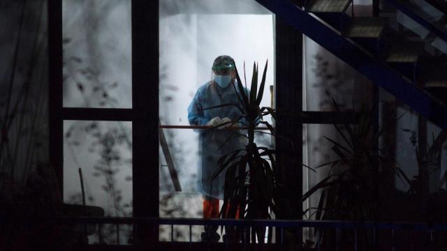 Una trabajadora sanitaria con el equipo de protección personal vista en el interior de la residencia de mayores Nosa Señora dos Milagres, en el municipio orensano de Barbadás.