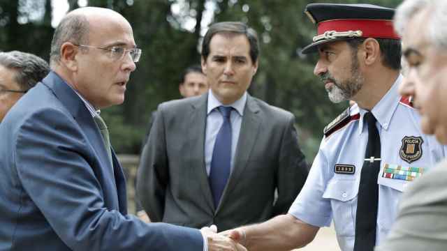 El coronel Diego Pérez de los Cobos y el mayor Trapero se estrechan la mano.