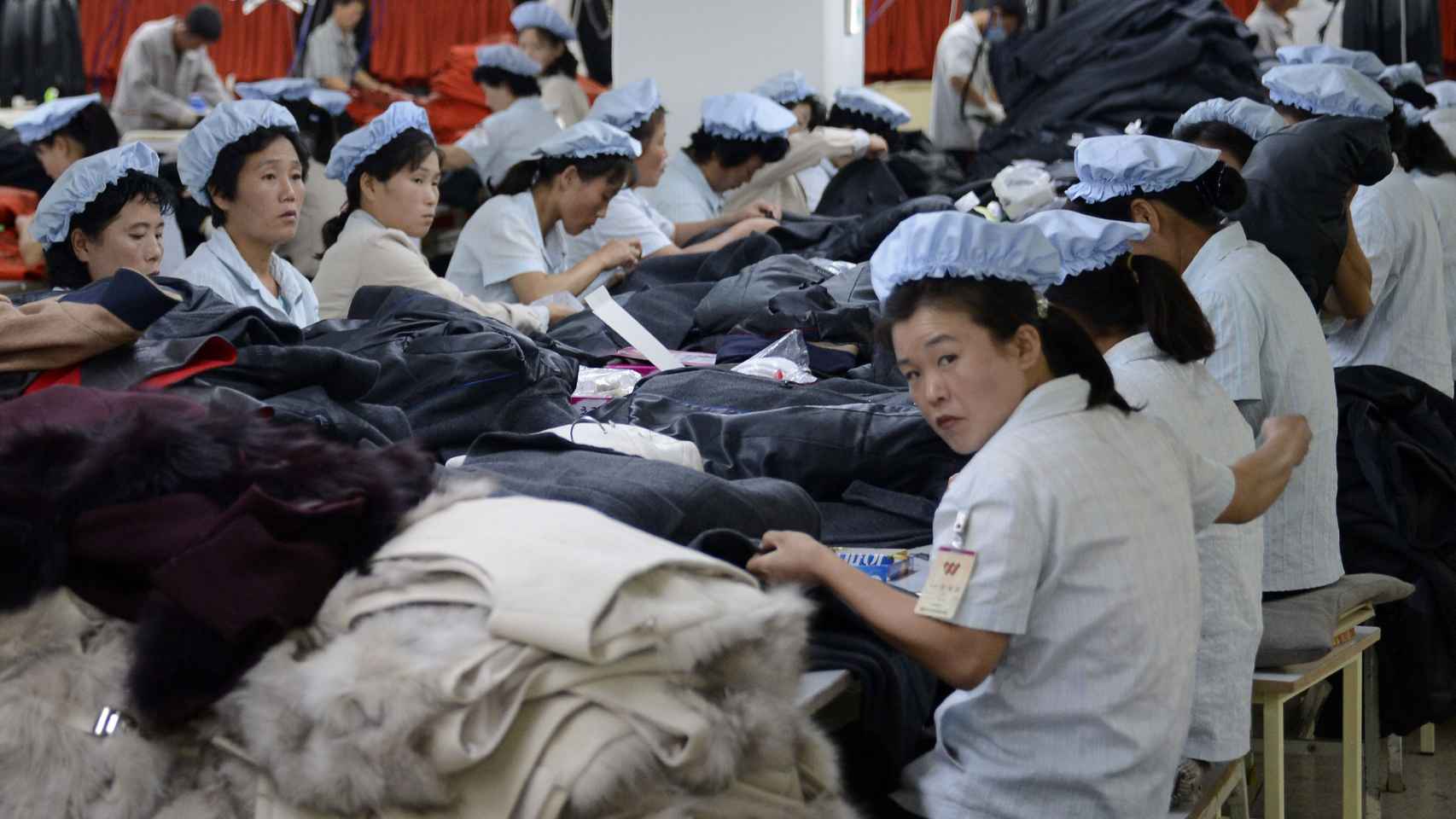 Unas mujeres trabajando en una fábrica de Corea del Norte, en una foto de archivo.
