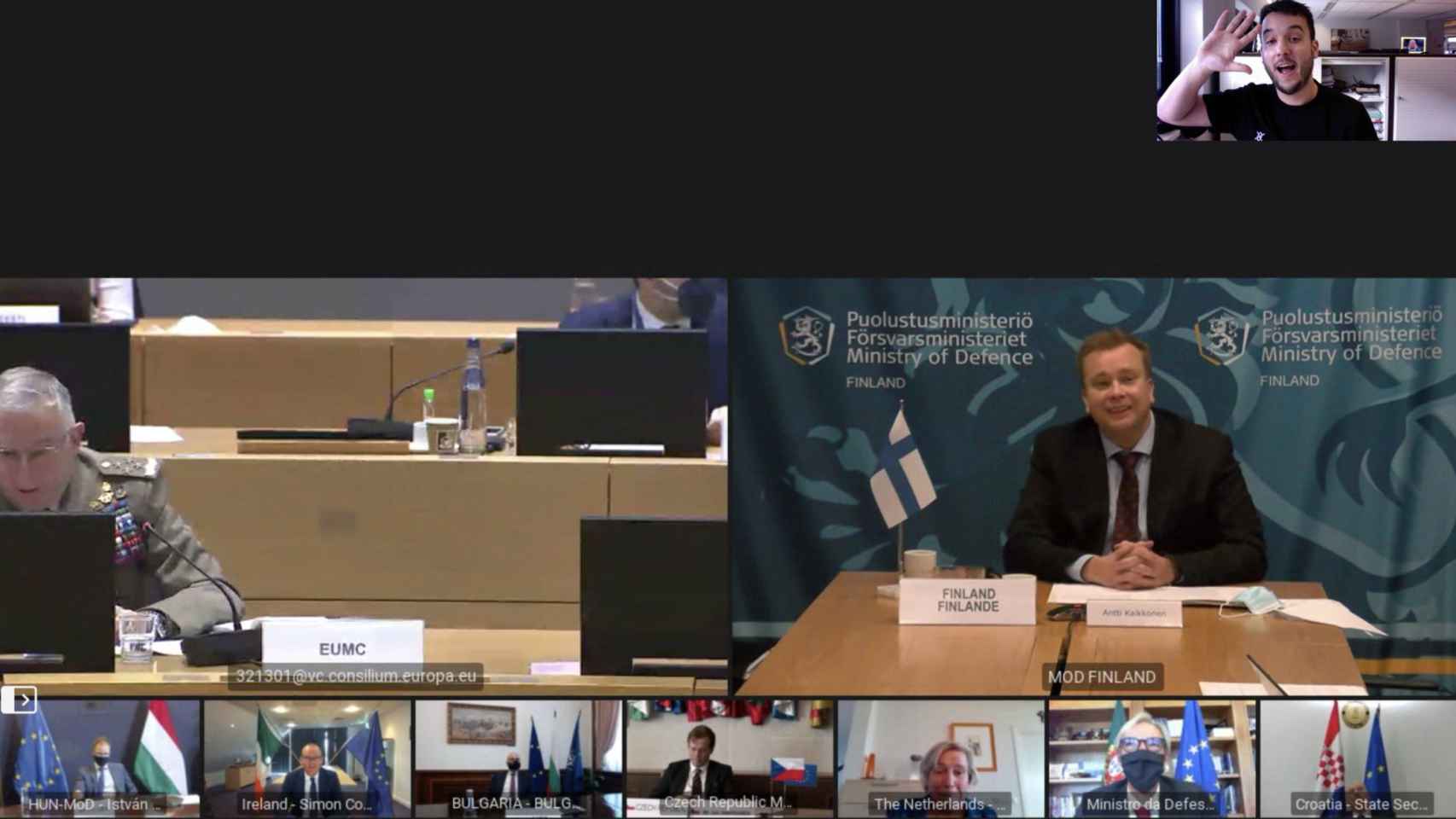 El momento en el que el periodista holandés se cuela en la videoconferencia de ministros de Defensa