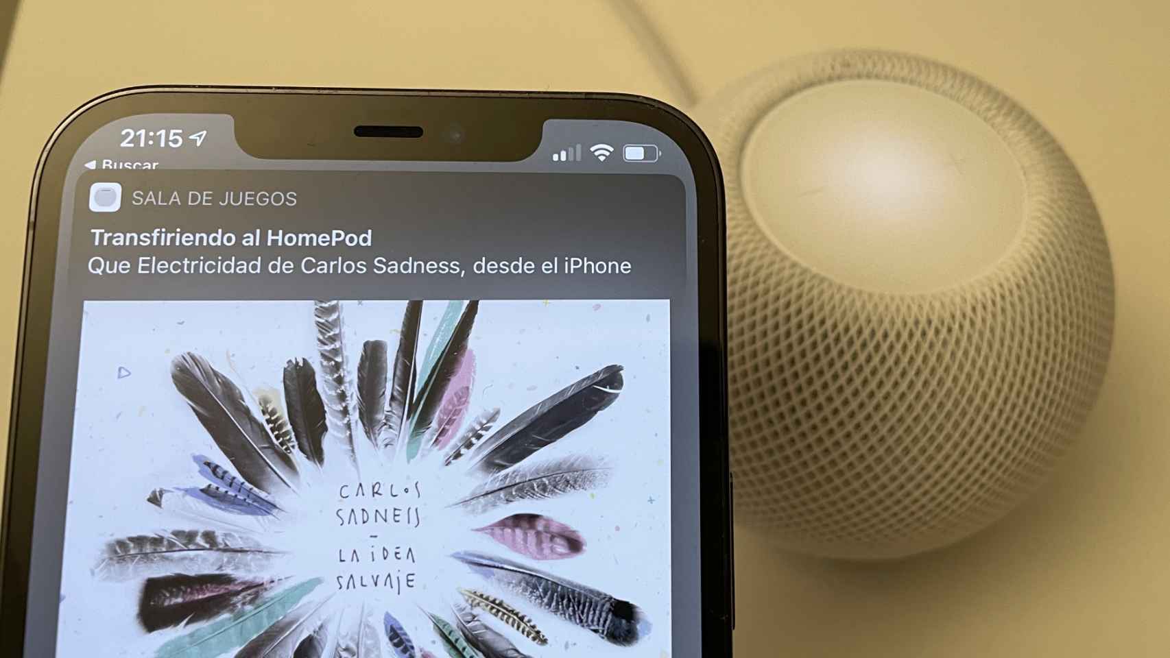 iPhone 12 Pro Max transfiriendo canción al HomePod mini