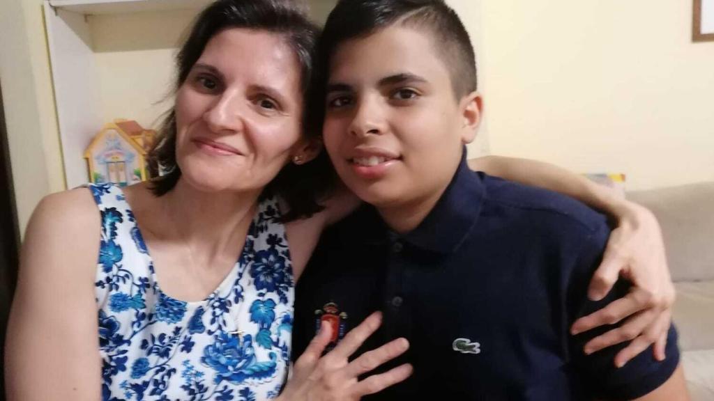 Diego inició la petición y su madre, Maite, le animó.