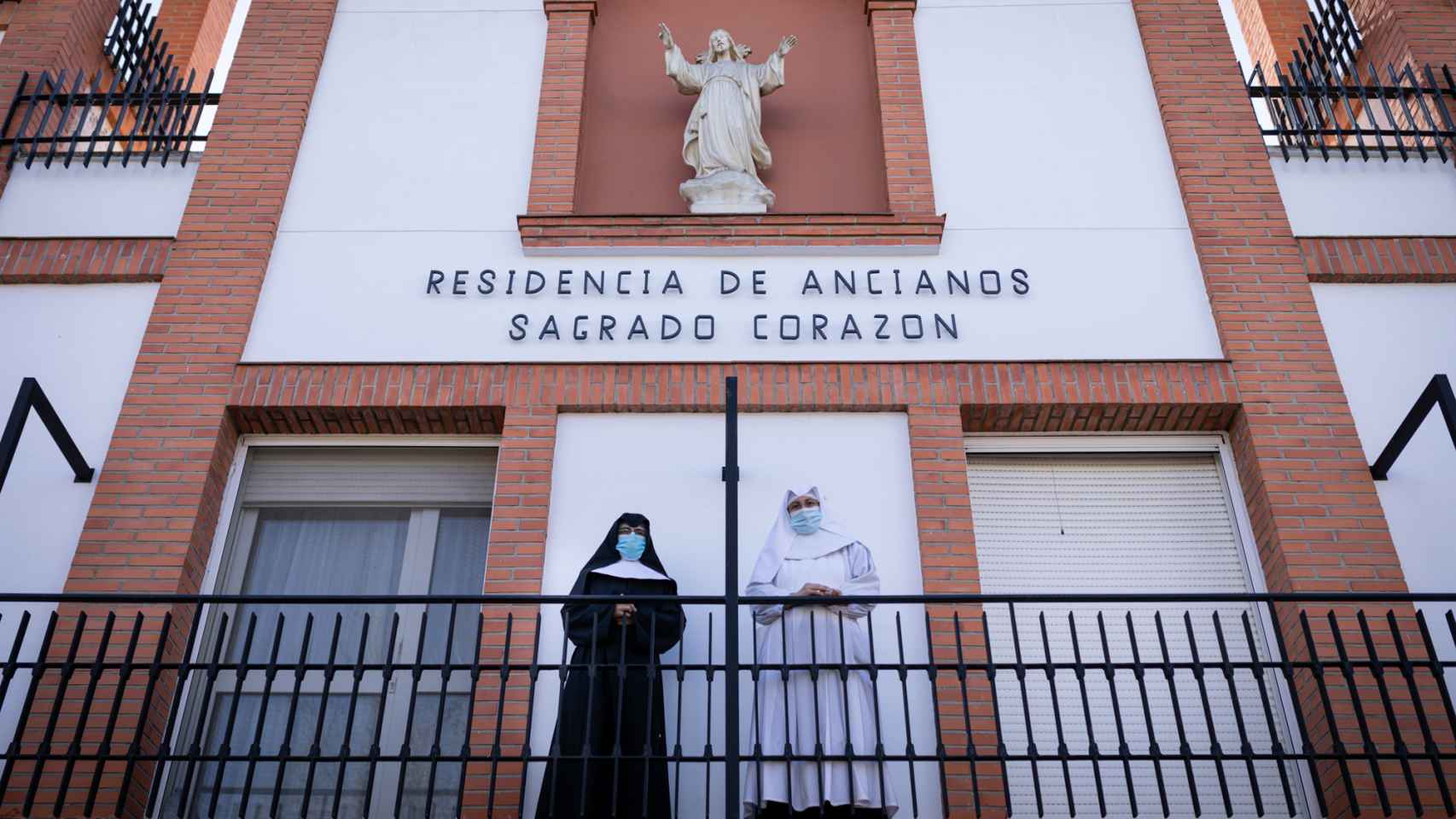 Las hermanas Clara y Luz, en la entrada de la residencia.