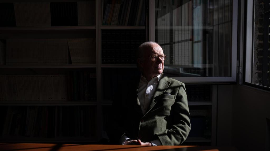 Nicolás Sartorius es abogado, periodista y escritor.