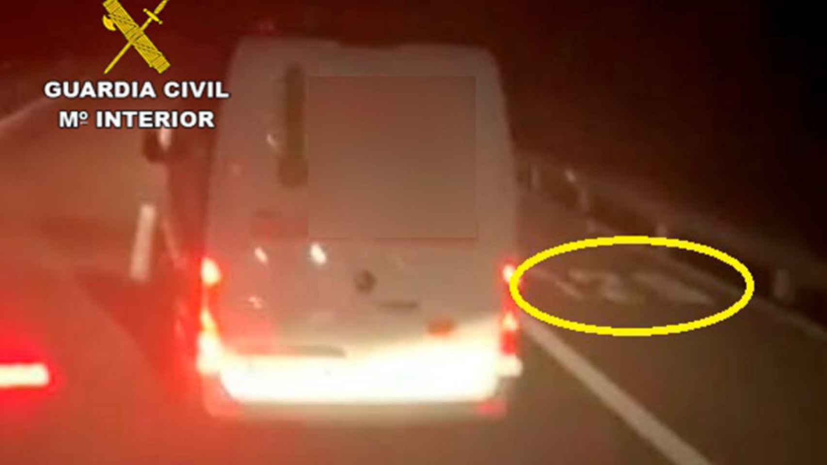 La Guardia Civil logró identificar al conductor de la furgoneta gracias al vídeo que grabó el camionero.