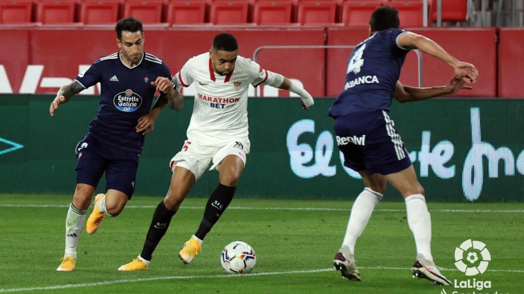 En-Nesyri intenta driblar a la defensa del Celta