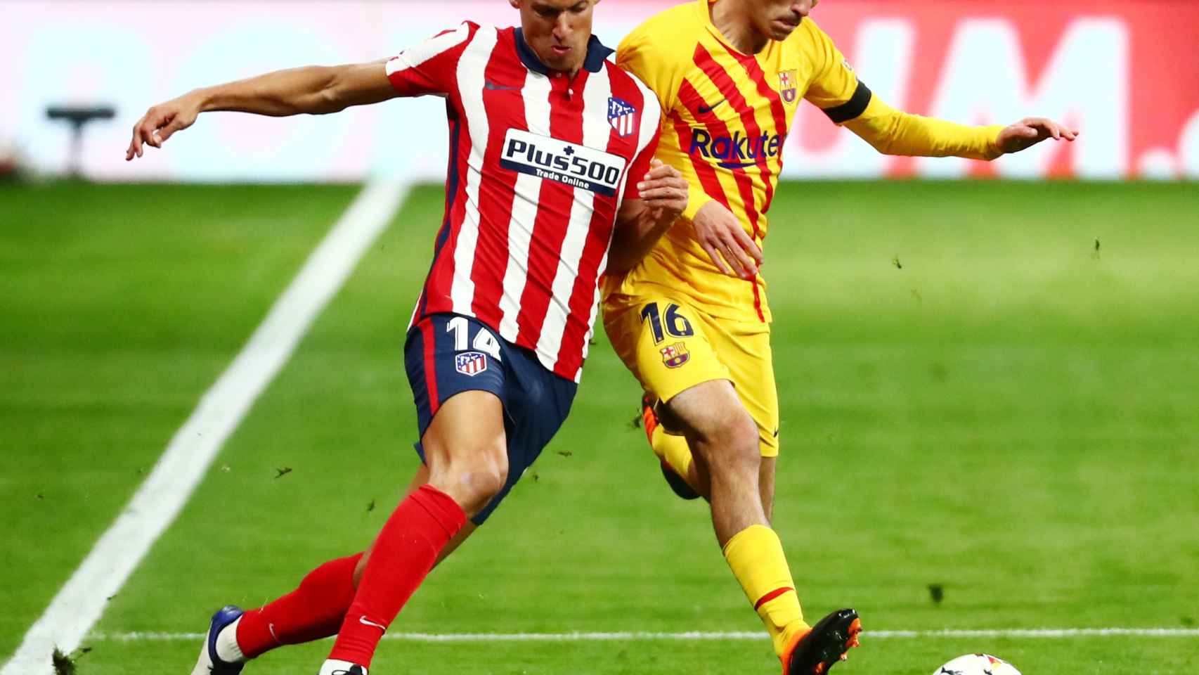 Pugna por el balón de Marcos Llorente y Pedri, en el Atlético de Madrid - Barcelona de La Liga
