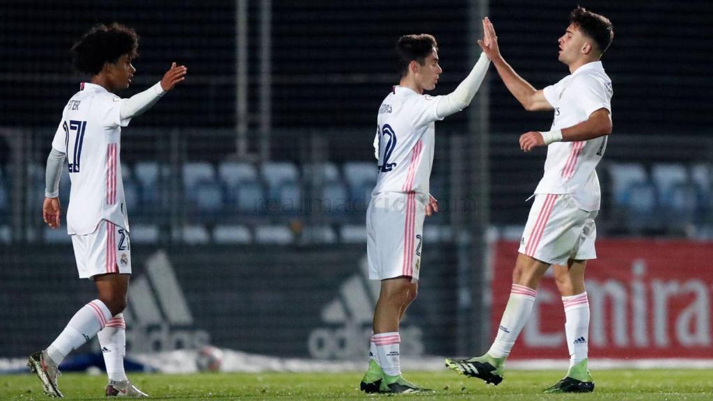 Los jugadores del Castilla se felicitan tras una buena acción
