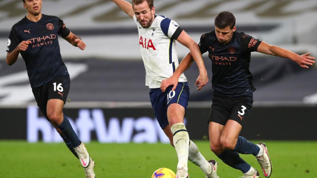 Harry Kane pelea un balón ante Ruben Díaz y Rodri