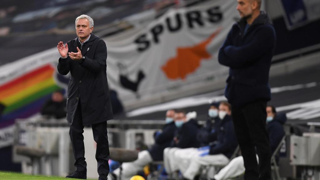 Mourinho da indicaciones al lado de Guardiola