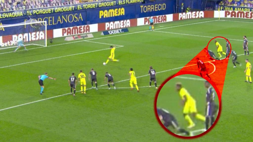 Chukwueze se mete en el área antes del lanzamiento de Gerard Moreno, en el Villarreal - Real Madrid de La Liga