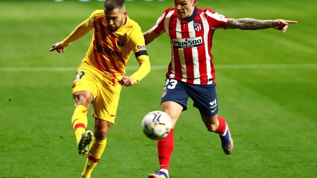 Jordi Alba ante Trippier, en el Atlético de Madrid - Barcelona de La Liga