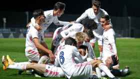 Los jugadores del Real Madrid Castilla celebran un gol ante el Navalcarnero
