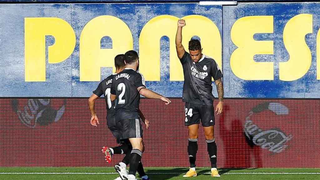 Mariano Díaz celebra su gol con el Real Madrid, con la camiseta negra y el puño en alto