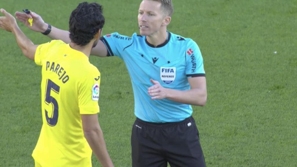 Parejo protesta a Hernández Hernández el gol del Real Madrid (0-1)