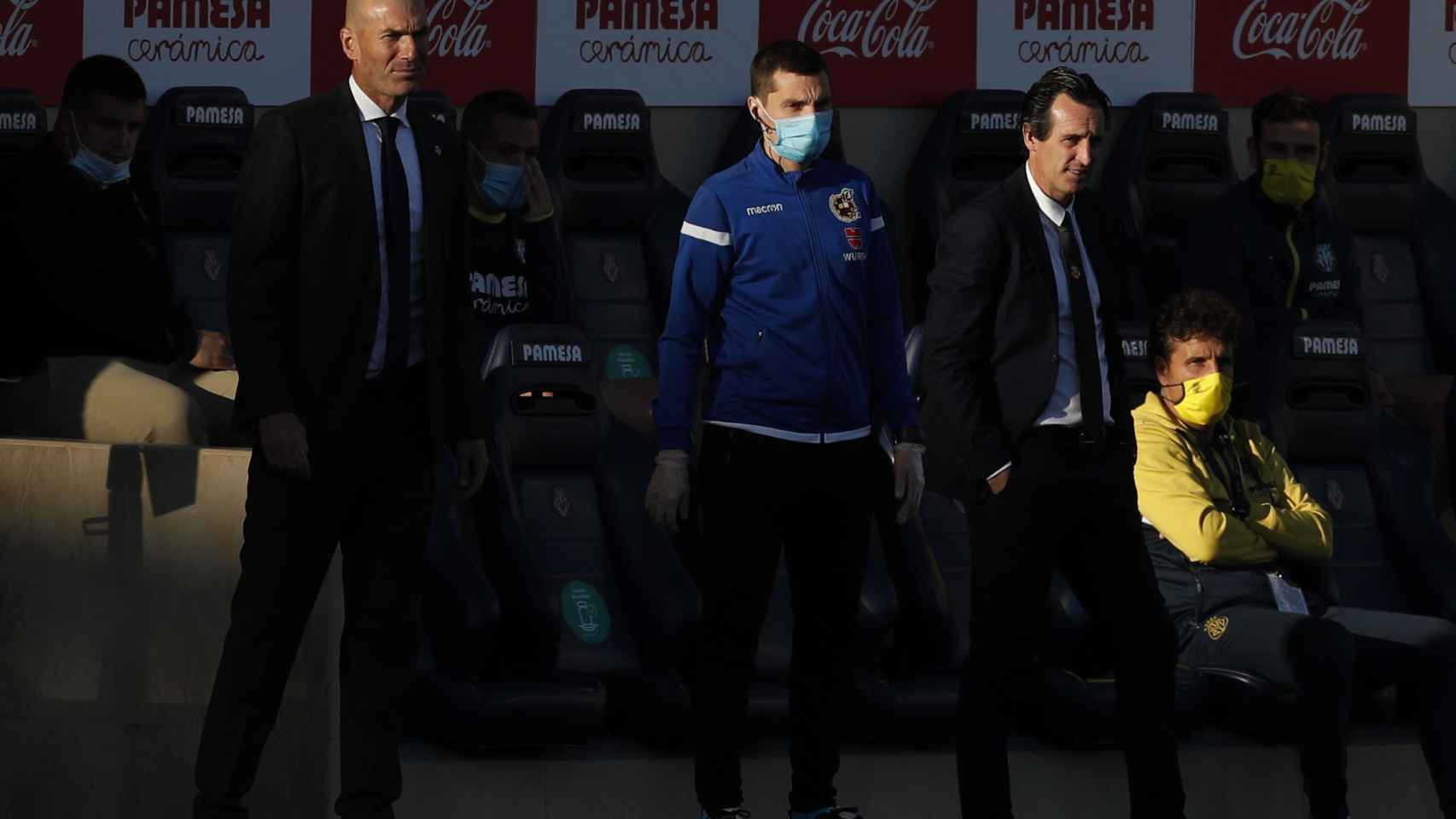 Emery y Zidane siguen el partido desde la banda del Estadio de la Cerámica