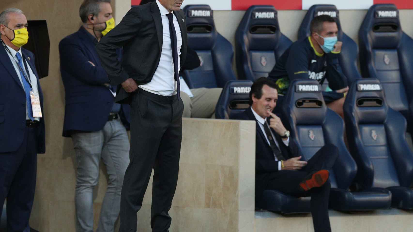 Zidane sigue el partido de pie mientras que Emery permanece sentado en su banquillo