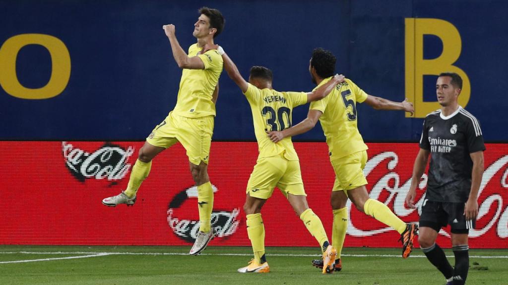 Gerard Moreno celebra el gol al Real Madrid con sus compañeros del Villarreal