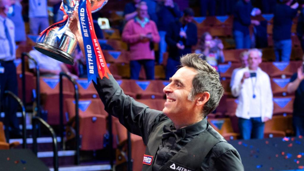 Ronnie O'Sullivan, levanta el trofeo del campeonato del mundo de 2020