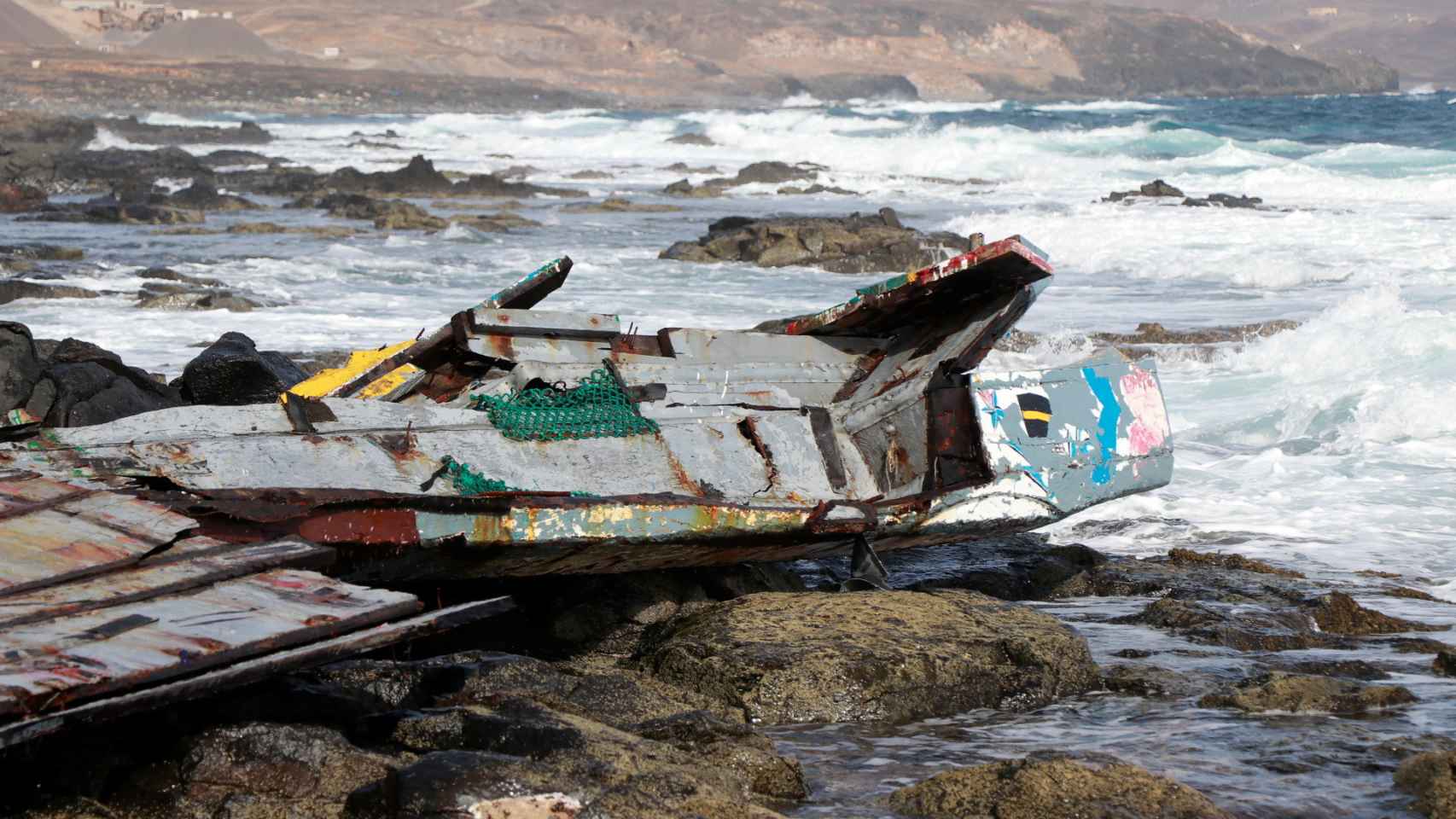 Un cayuco que llevaba inmigrantes, destrozado en la Isla de Sal.