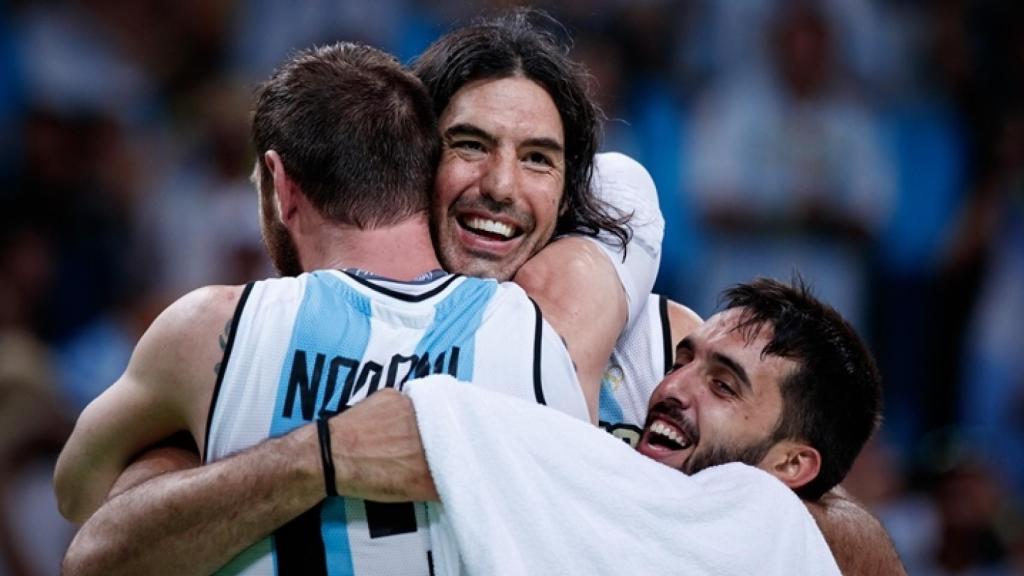 Campazzo junto a Nocioni y Scola