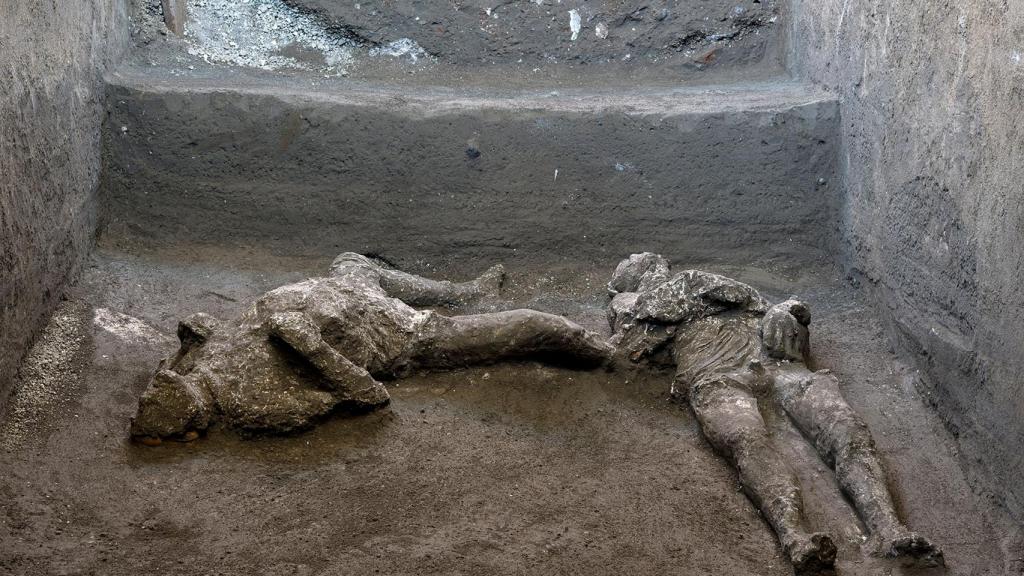 Los dos nuevos cuerpos hallados en Pompeya.