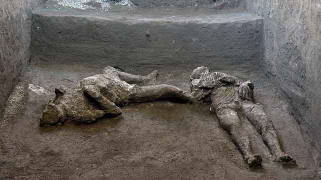 Dos cuerpos hallados en una villa suburbana de Pompeya y recuperados con la técnica de calcos de yeso.
