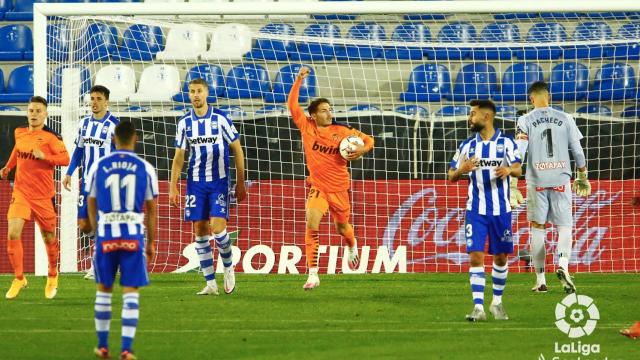 Manu Vallejo celebra su tanto ante el Alavés