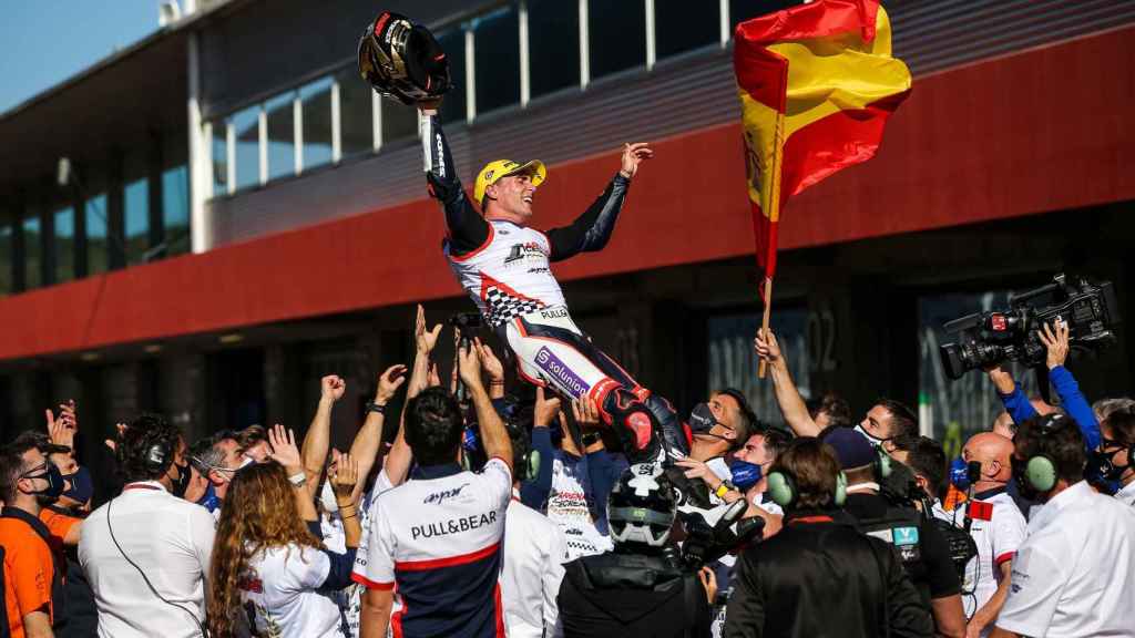 Albert Arenas celebra su título de Moto3