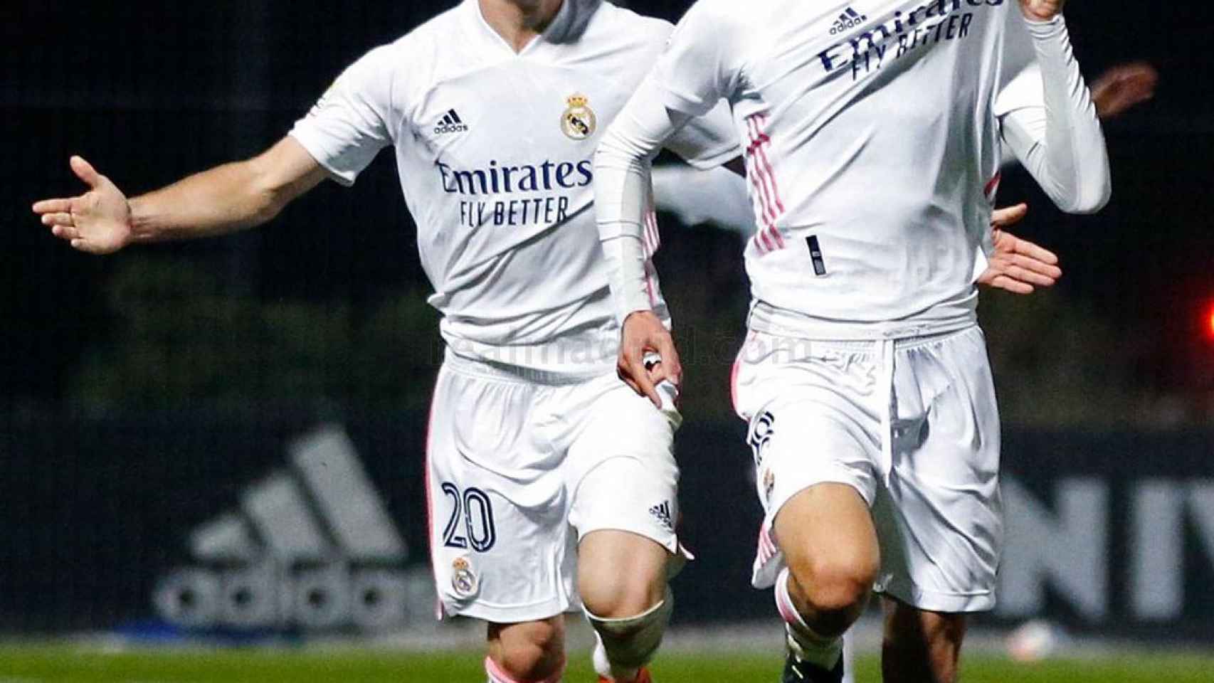 Carlos Dotor, celebrando su gol al Navalcarnero junto a Sergio Santos