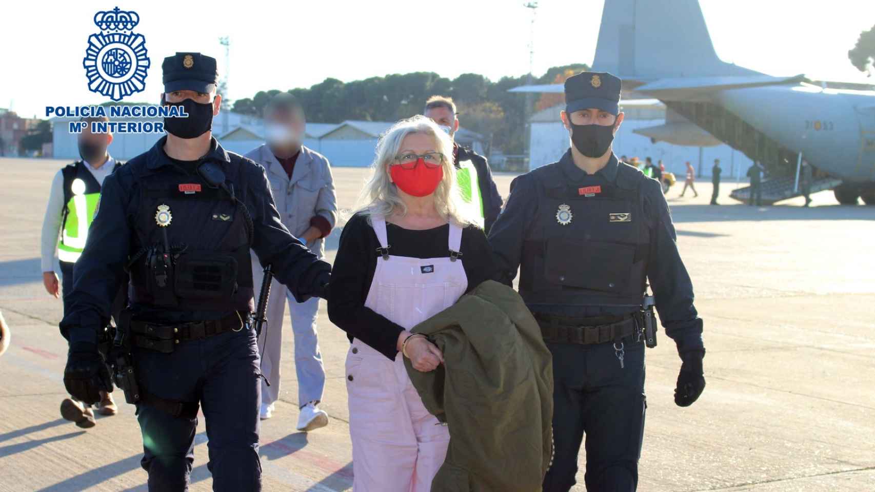 La etarra Natividad Jáuregui custodiada por la Policía nada más aterrizar en España.