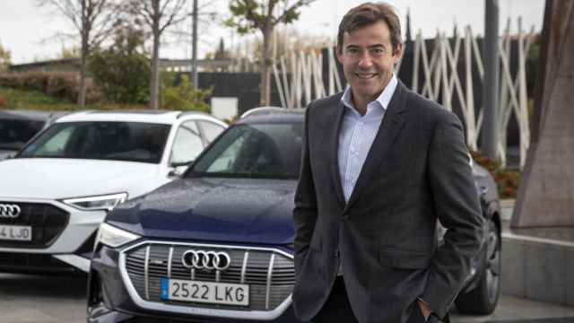 José Miguel Aparicio, director General de Audi, junto con el nuevo e-tron Sportback.