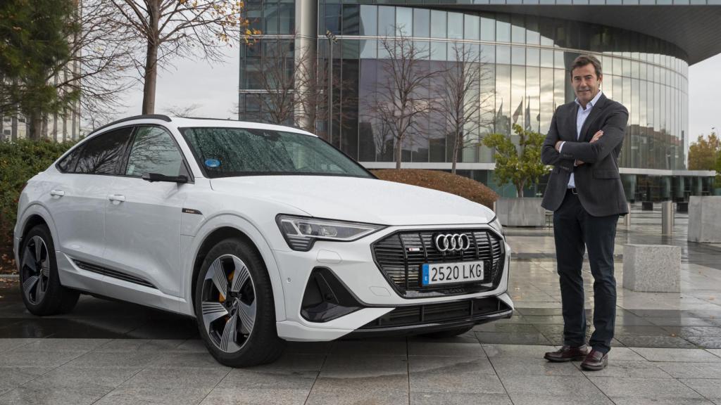 Aparicio junto al nuevo e-tron Sportback, el segundo eléctrico de Audi.
