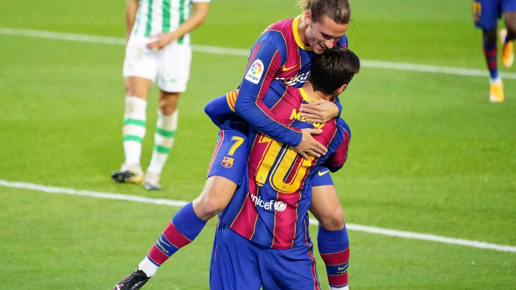 El abrazo de Antoine Griezmann y Leo Messi en el Barça - Betis
