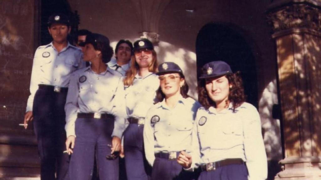 Cándida Barroso (con gafas, la segunda desde la derecha) junto a compañeras de la Policía Local de Valencia.