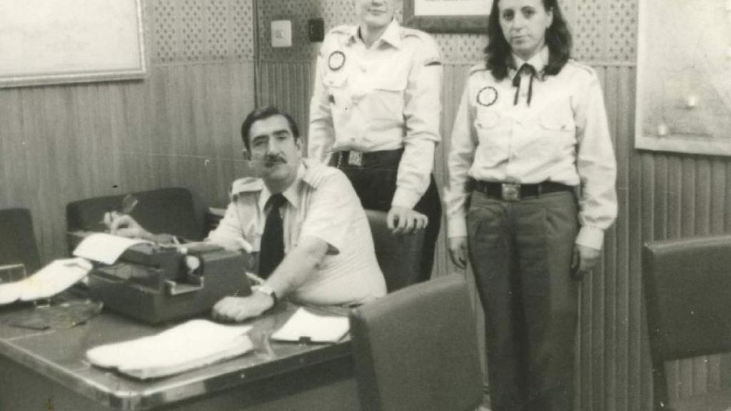 Cándida Barroso (en el centro) formó parte del primer grupo de mujeres en entrar en la Policía Local de Valencia.