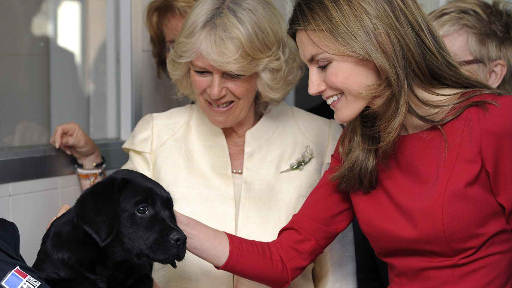 La reina Letizia y la duquesa de Cornualles en una imagen del año 2011.