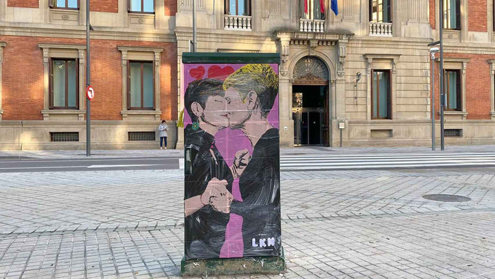 Grafiti de un beso entre Bakartxo Ruiz y María Chivite pintado por LKN. / Navarra.com
