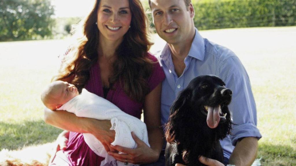 Los duques de Cambridge y su hijo George junto a Lupo en 2013.