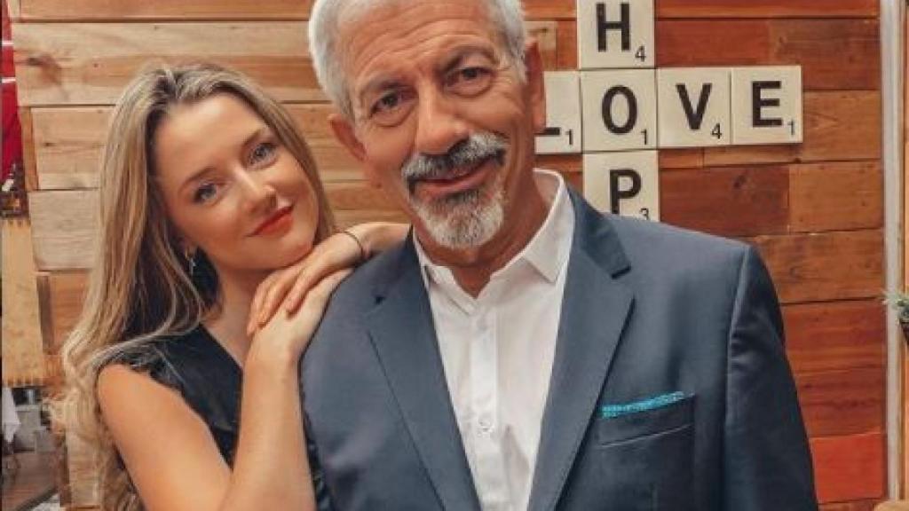 Yulia Demoss posando junto a Carlos Sobera en una imagen de sus redes sociales.