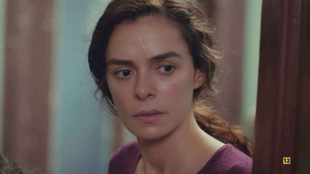 Özge Özpirinçci interpreta a Bahar en la serie turca 'Mujer'.