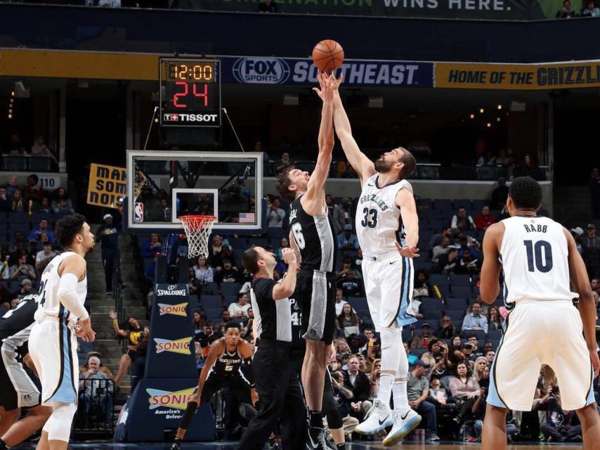 Marc Gasol y Pau Gasol hacen un salto inicial