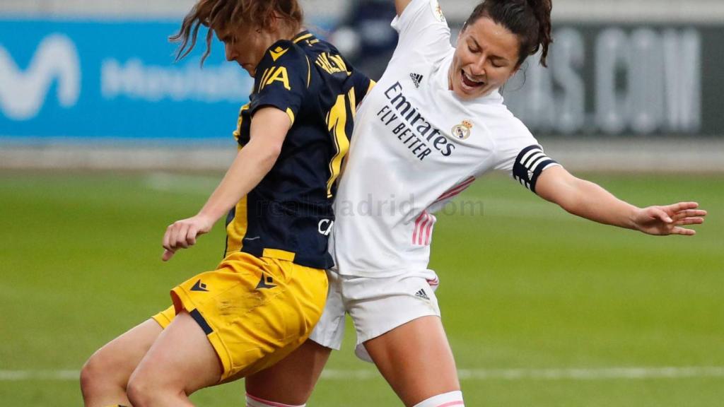 Ivana Andrés pelea un balón ante el Deportivo