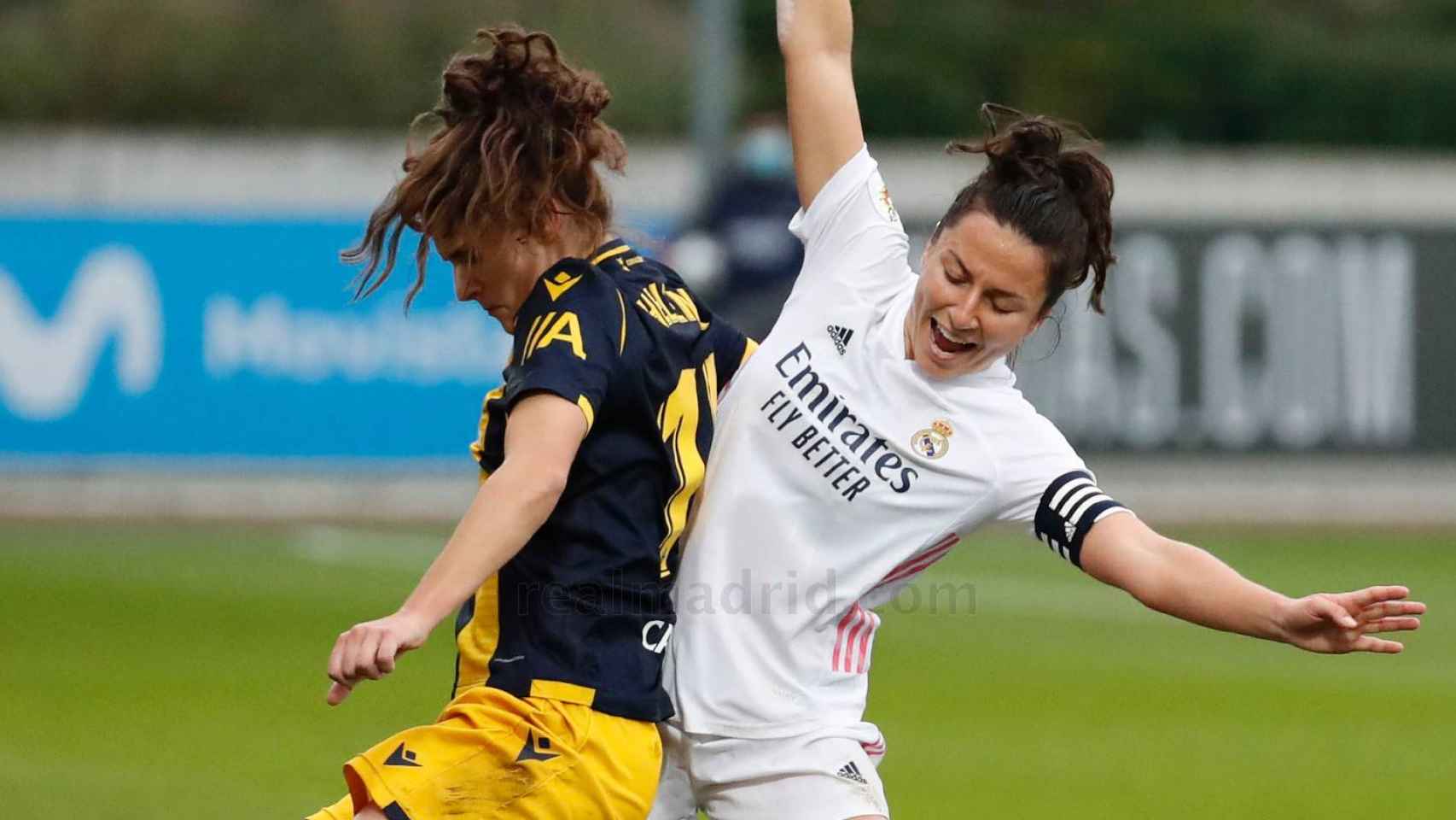 Ivana Andrés pelea un balón ante el Deportivo