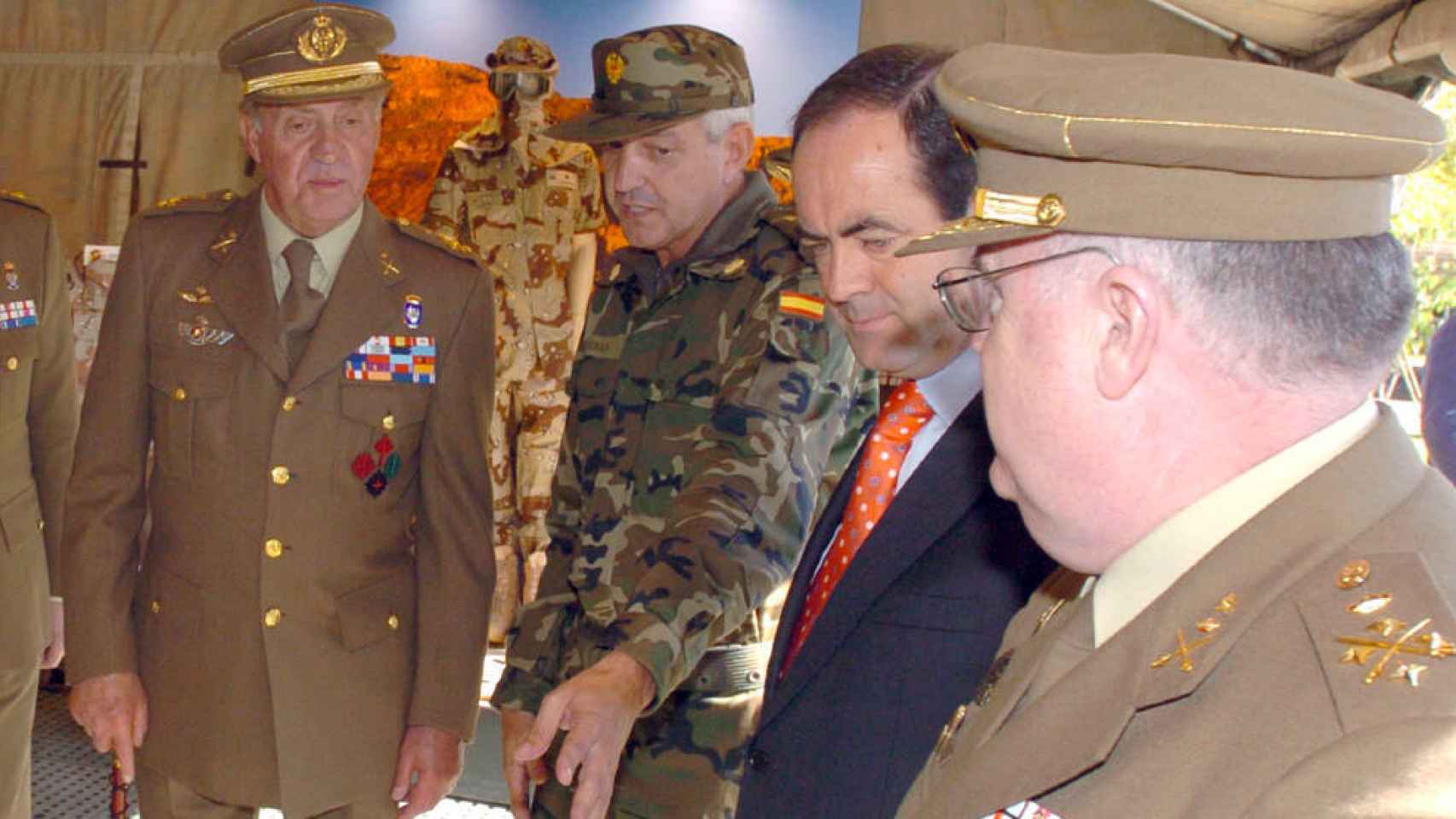 Juan Carlos I, a la derecha, y José Bono, con corbata naranja, en una imagen de archivo