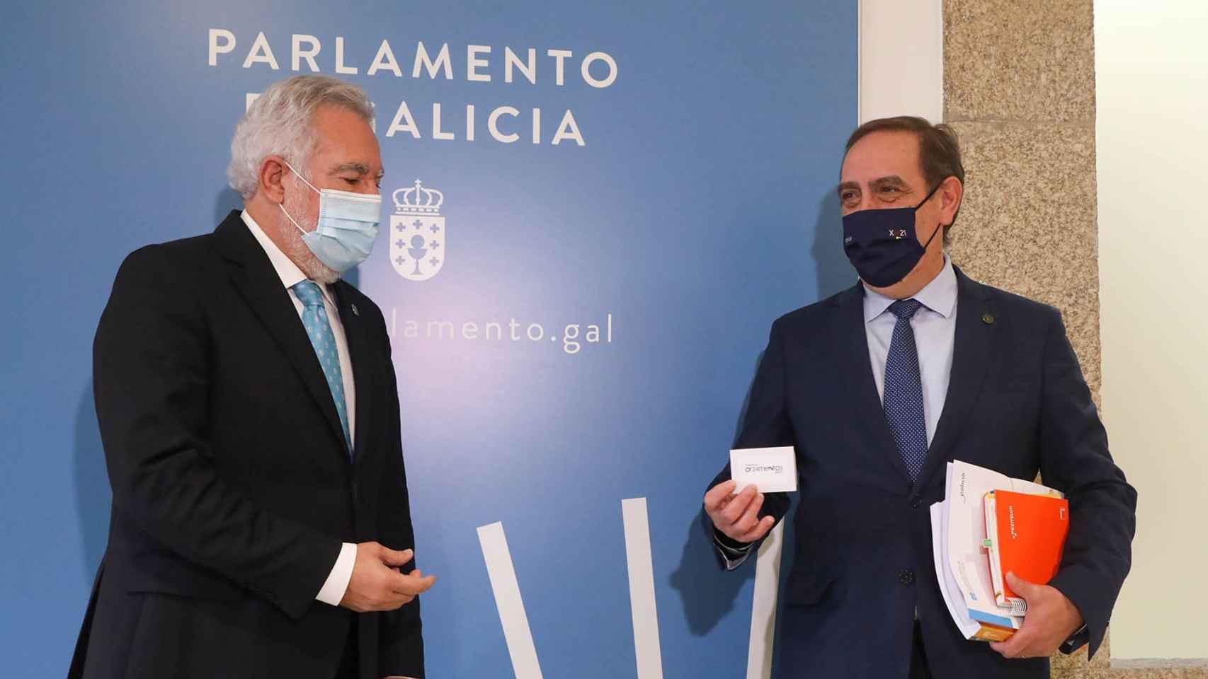 El consejero de Hacienda, Valeriano Martínez, entrega el proyecto de los presupuestos autonómicos para 2021 al presidente del Parlamento de Galicia, Miguel Santalices.