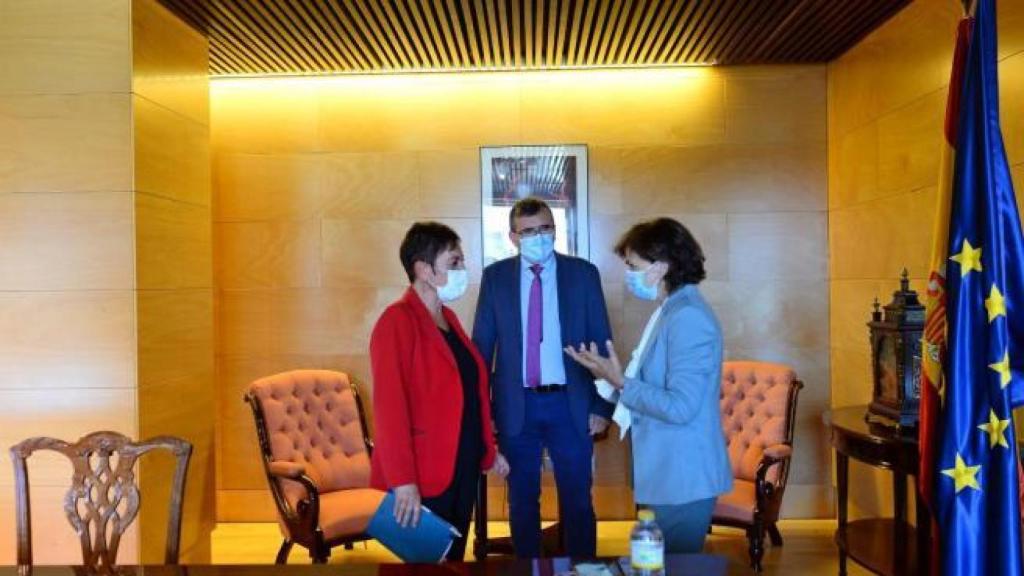 Carmen Calvo y Mertxe Aizpurua (Bildu), con el secretario de Estado de Relaciones con las Cortes, José Antonio Montilla.