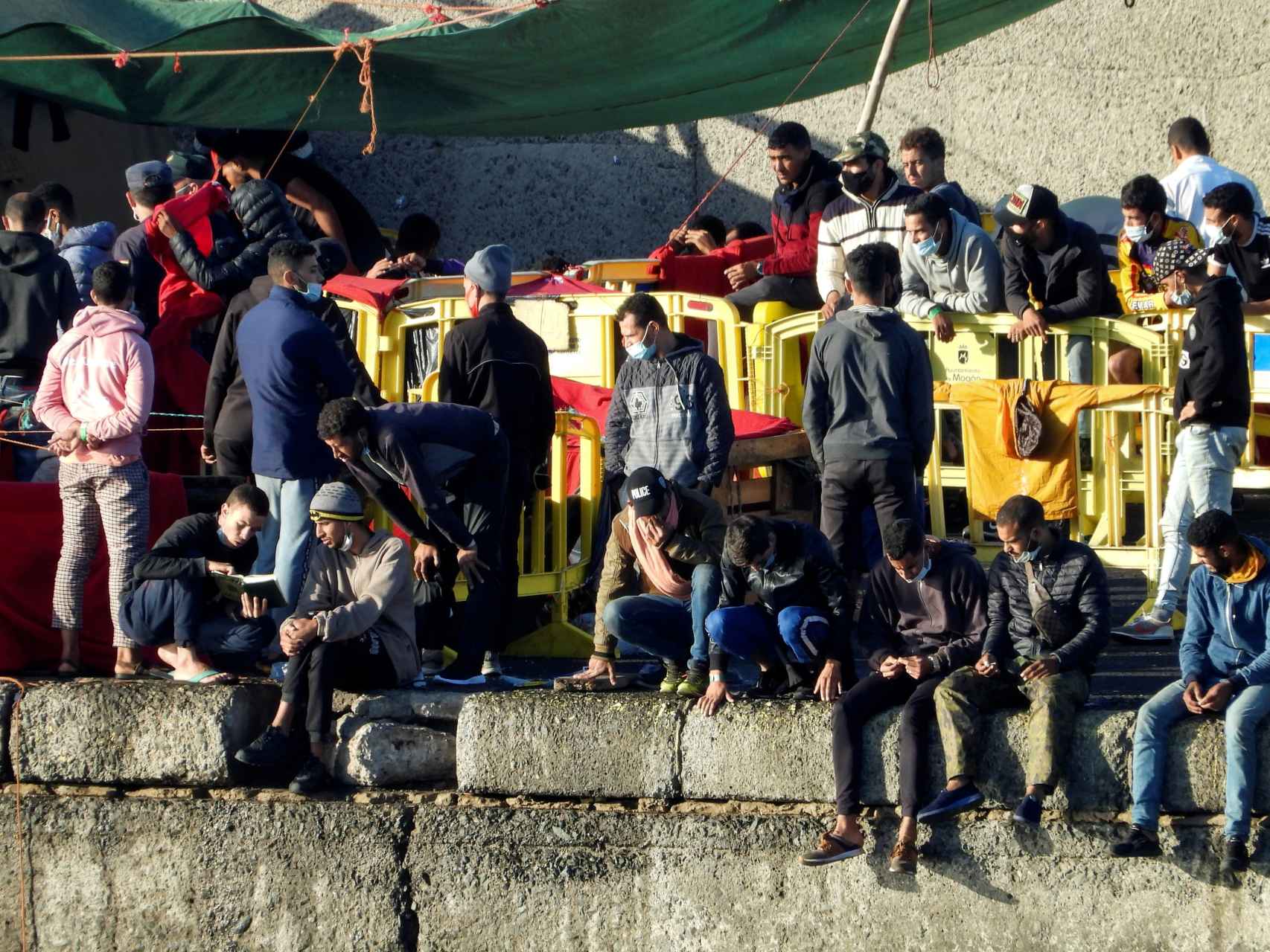Inmigrantes hacinados en el muelle de Arguineguín, en Gran Canaria.