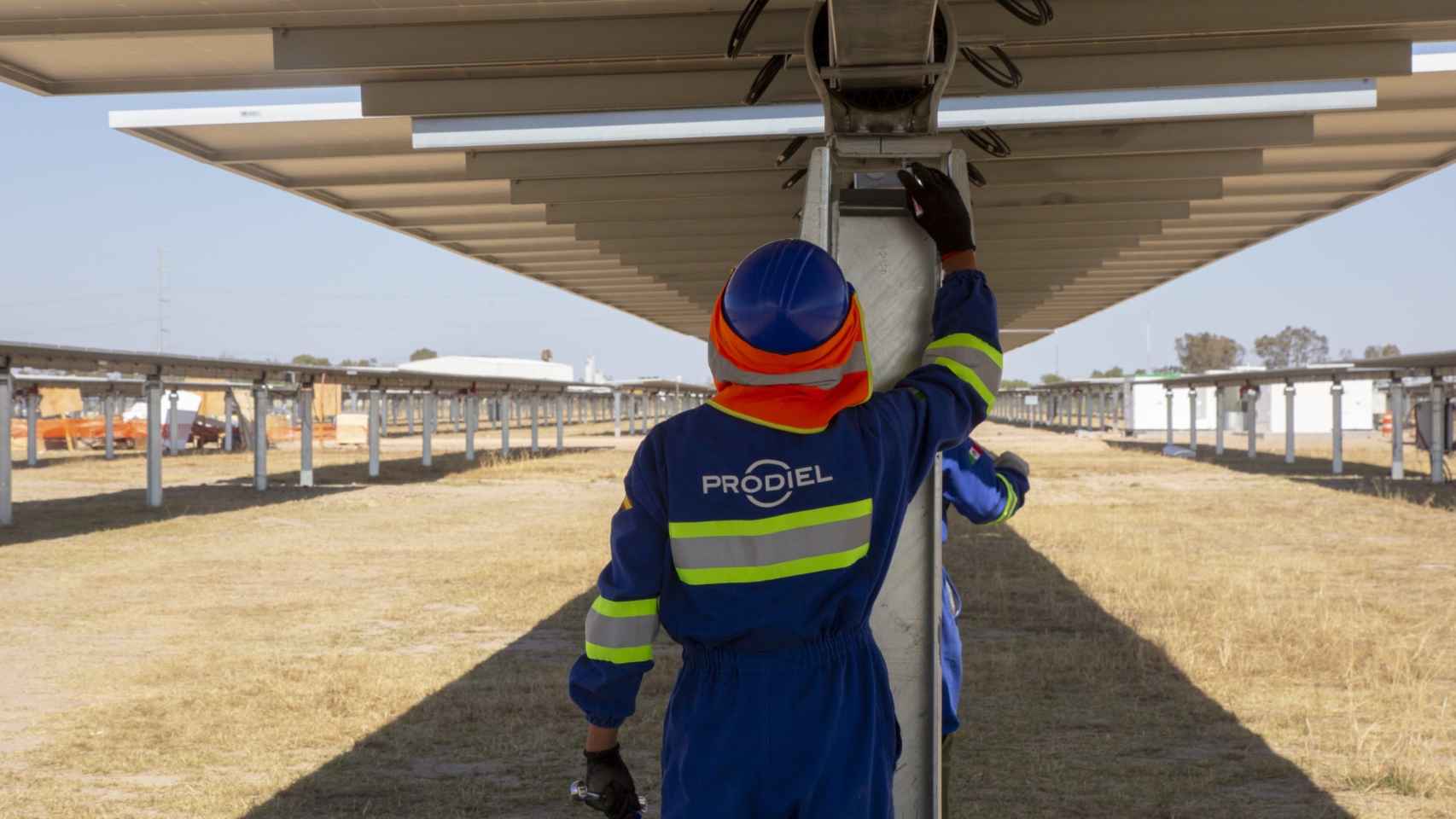 Un operario revisa las instalaciones de en un parque solar.